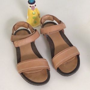 Teva size 6 tan waterproof sandals